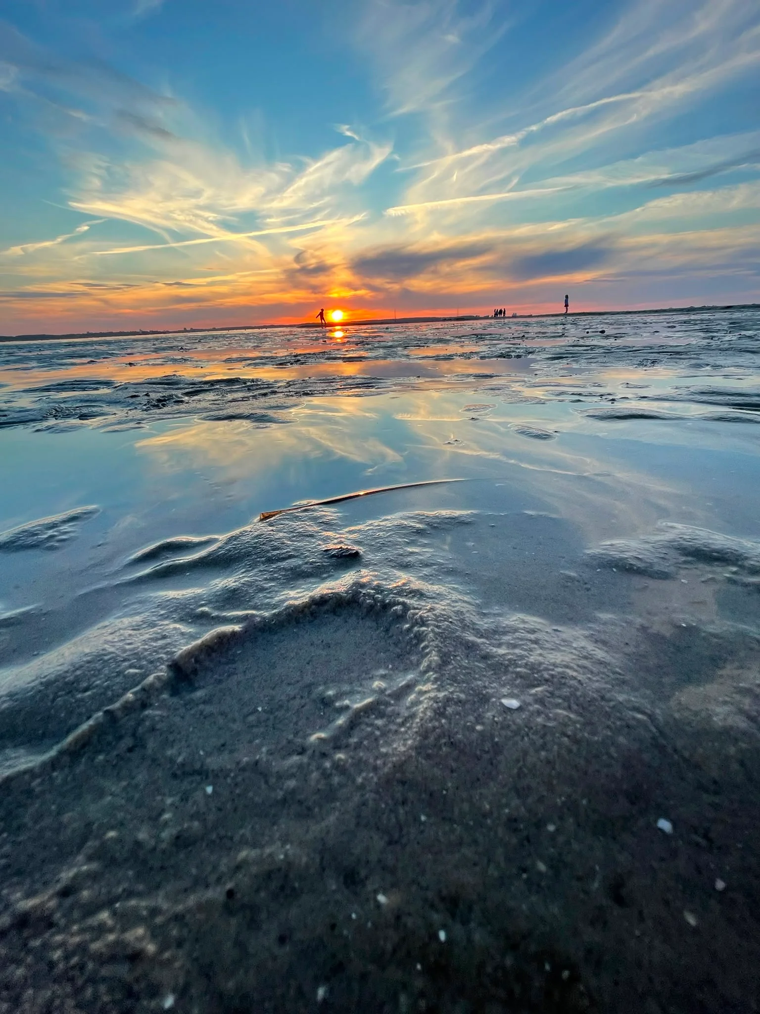 Weite Wattlandschaft im Abendlicht an der Ostsee